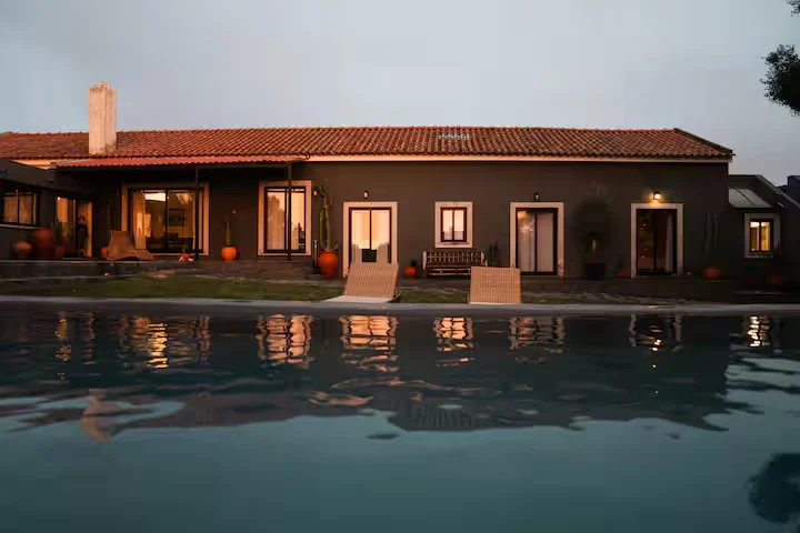 Villa Guincho and pool at dusk